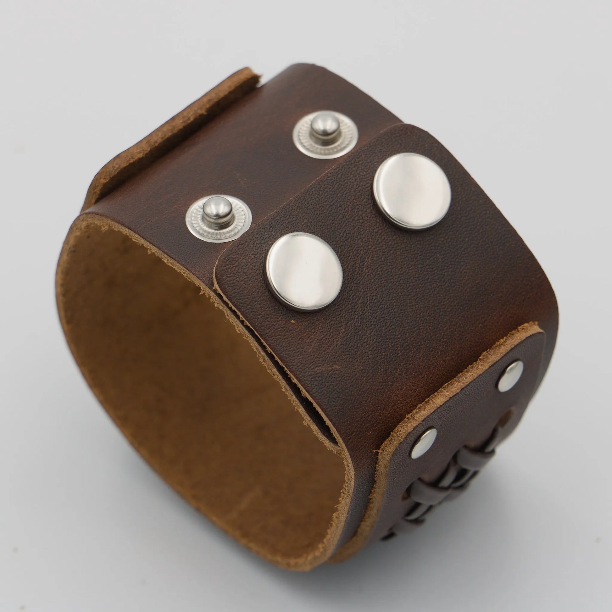 Détail de la fermeture du bracelet en cuir brun tressé – modèle Egor pour homme et femme – LaTribe