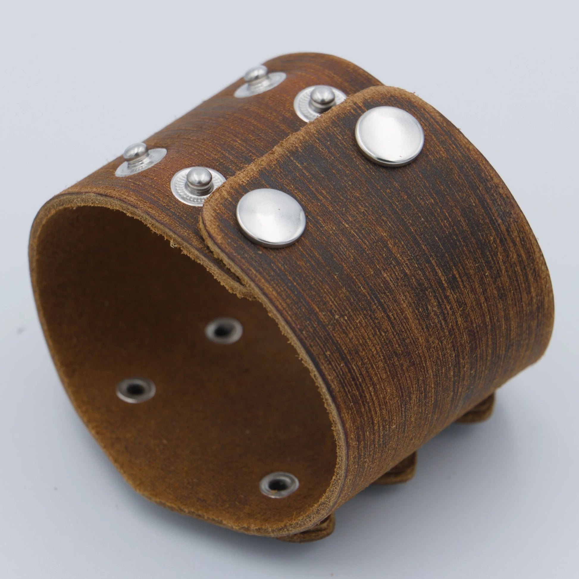 Détail de la fermeture du bracelet en cuir brun à trois attaches – modèle Kaelorn pour homme et femme – LaTribe
