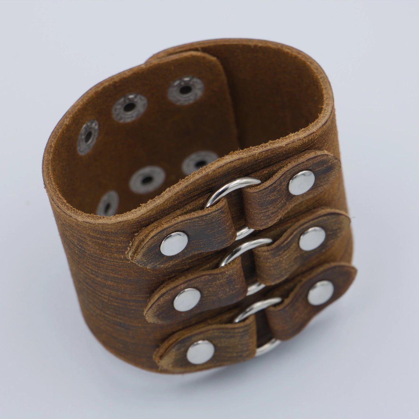 Bracelet en cuir brun à trois attaches vu de dessus – modèle Kaelorn pour homme et femme – LaTribe