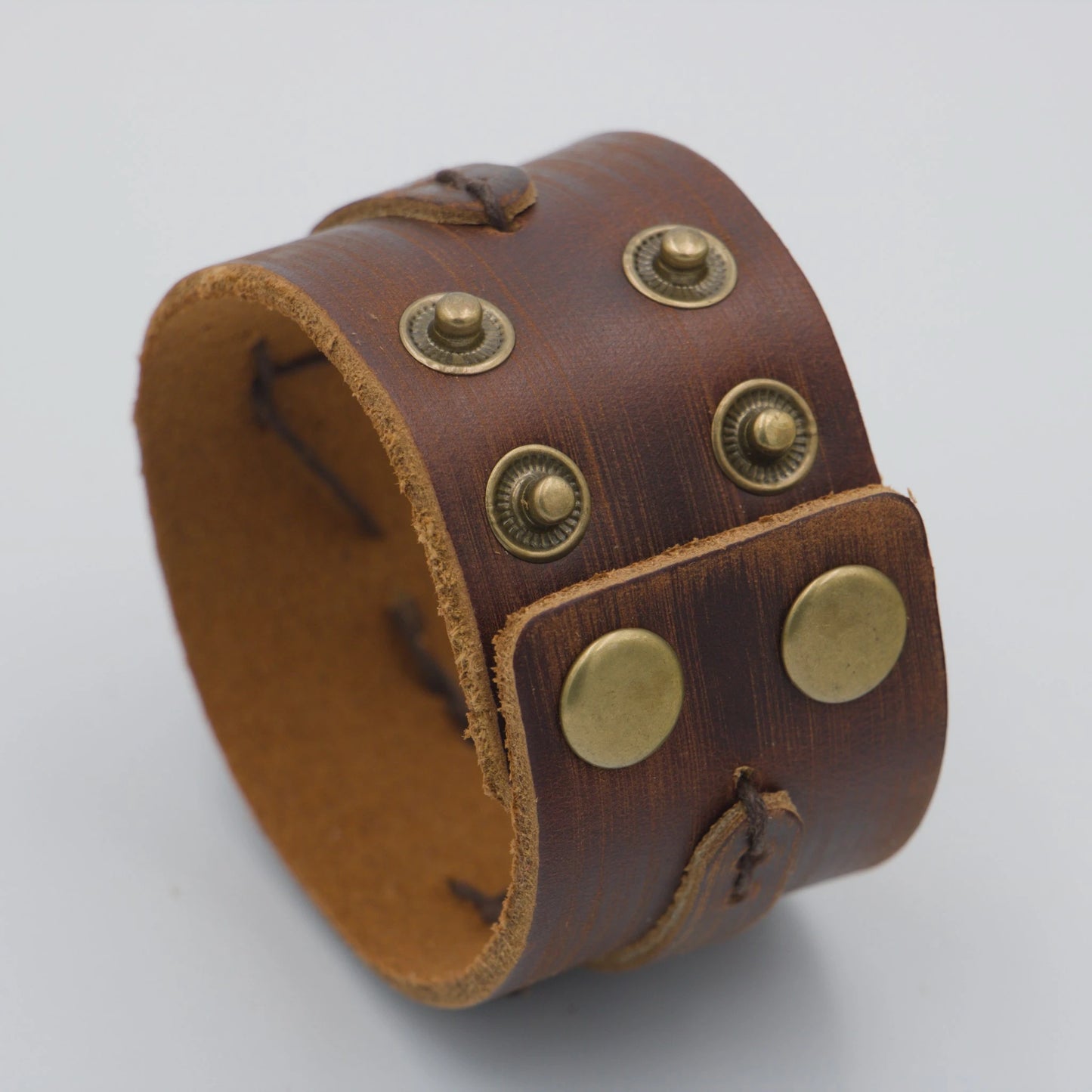 Détail de la fermeture du bracelet en cuir brun vieilli – modèle Nemor pour homme et femme – LaTribe