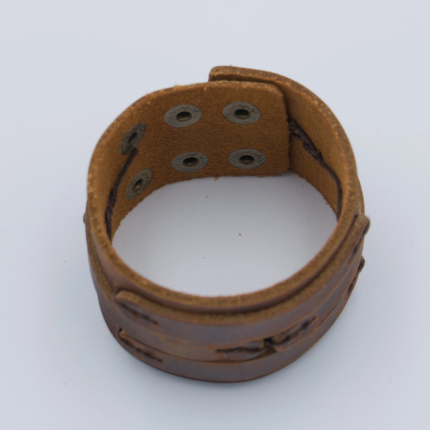 Bracelet en cuir brun vieilli, vue de dessus - Modèle Nemor pour homme et femme - LaTribe