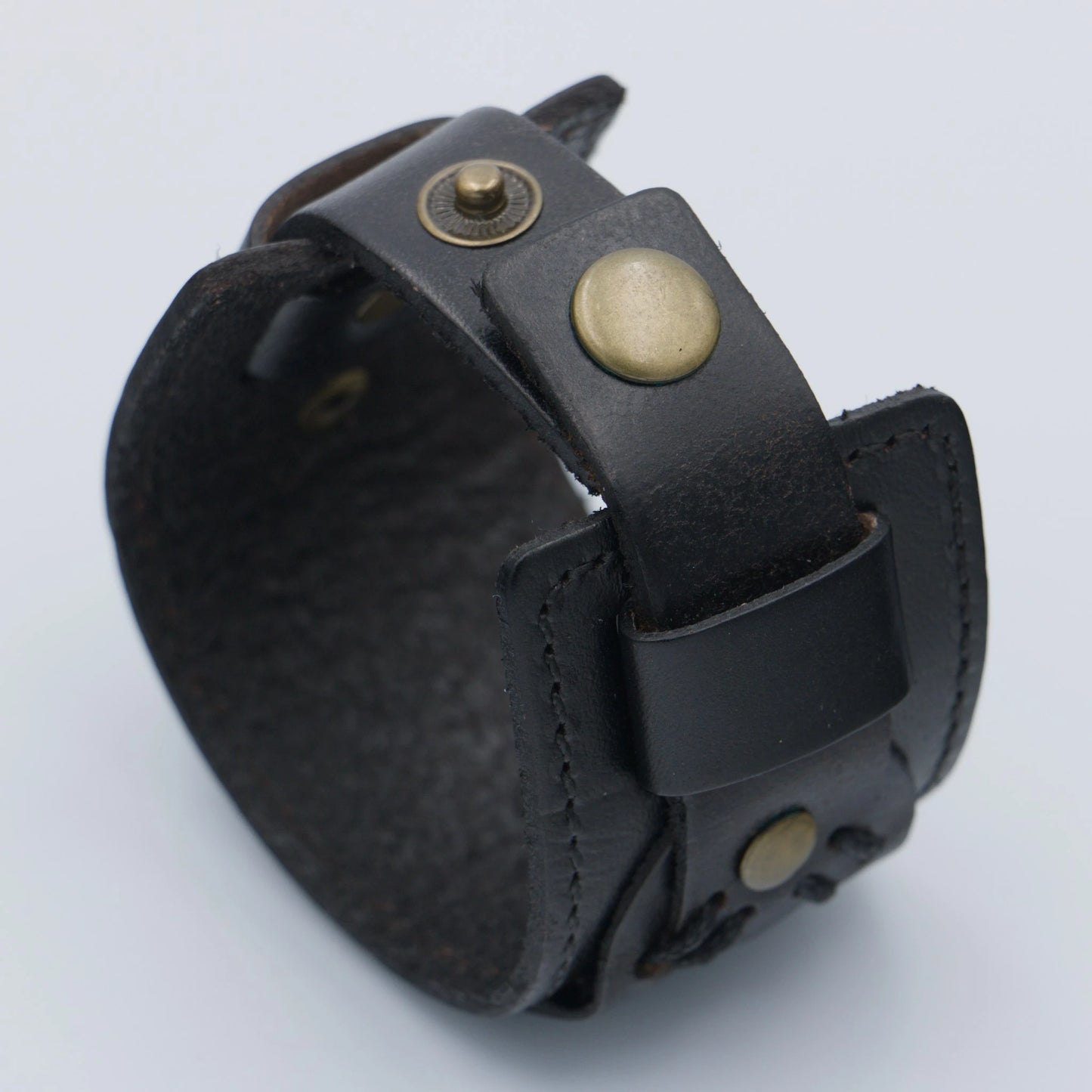 Détail de la fermeture du bracelet en cuir noir pour homme et femme – modèle Shura – LaTribe