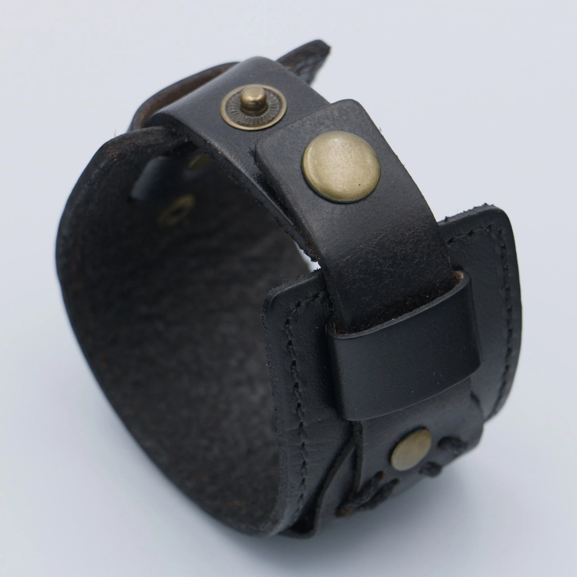 Détail de la fermeture du bracelet en cuir noir pour homme et femme – modèle Shura – LaTribe