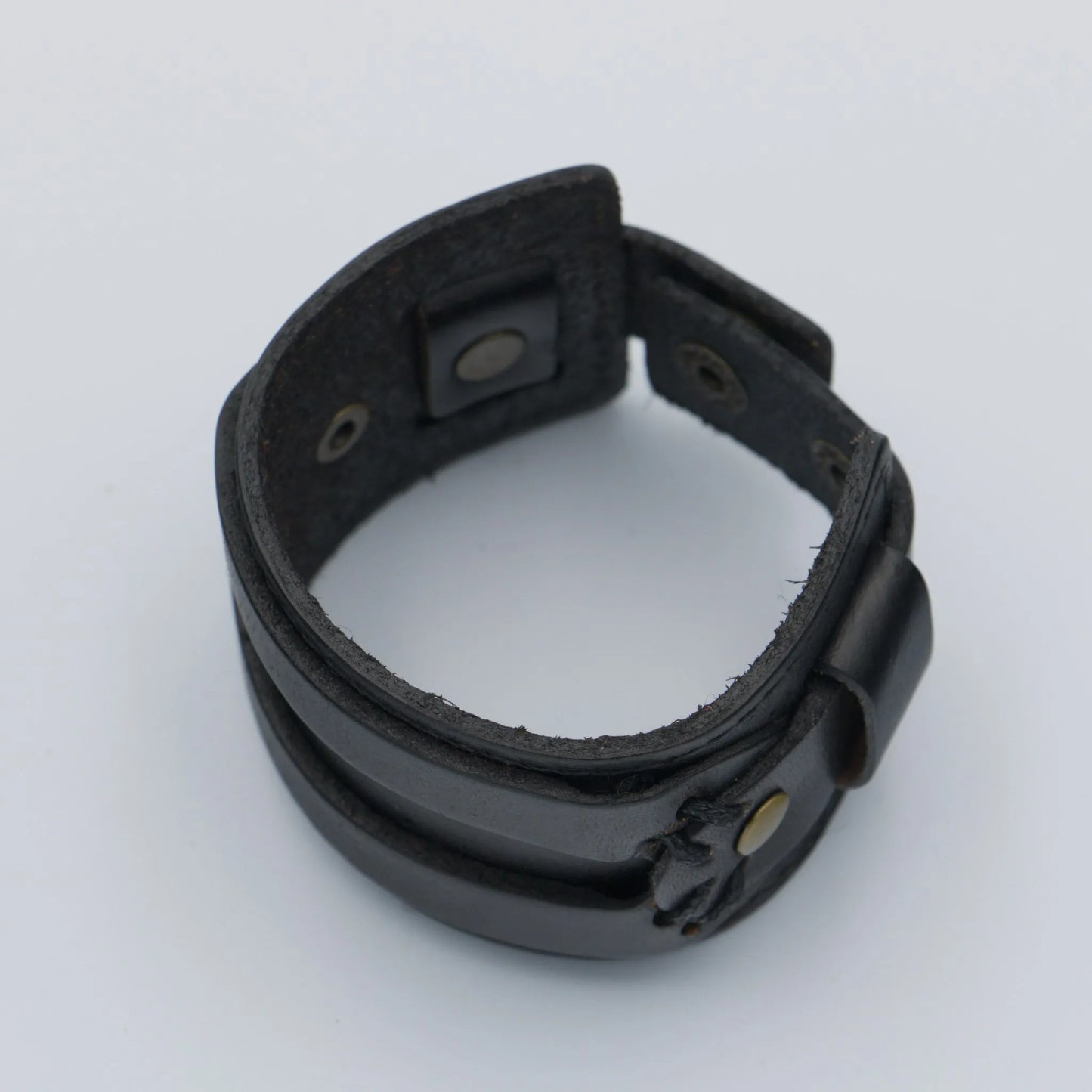 Bracelet en cuir noir vu de dessus – modèle Shura pour homme et femme – LaTribe