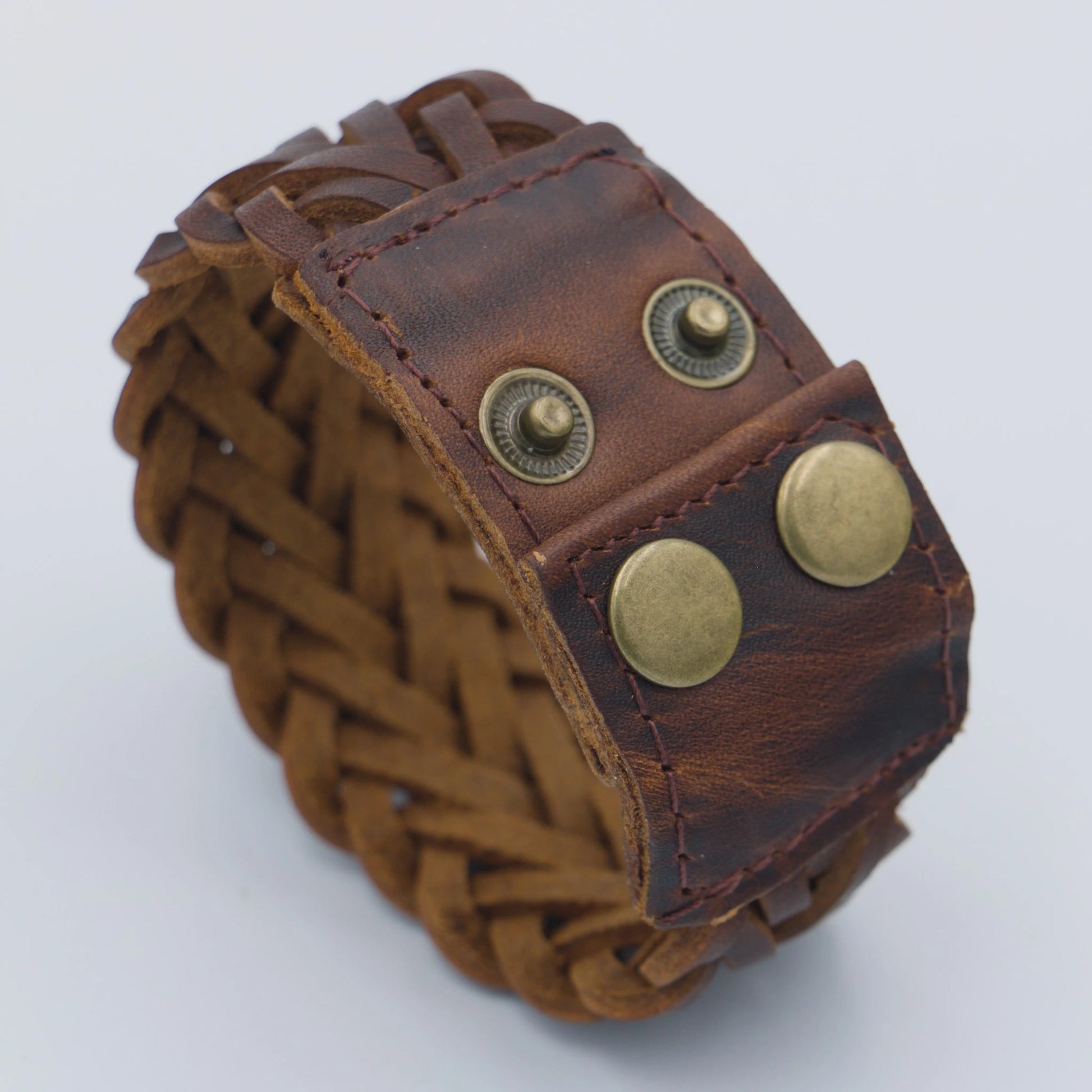 Détail de la fermeture du bracelet en cuir tressé brun – modèle Udkir pour homme et femme – LaTribe