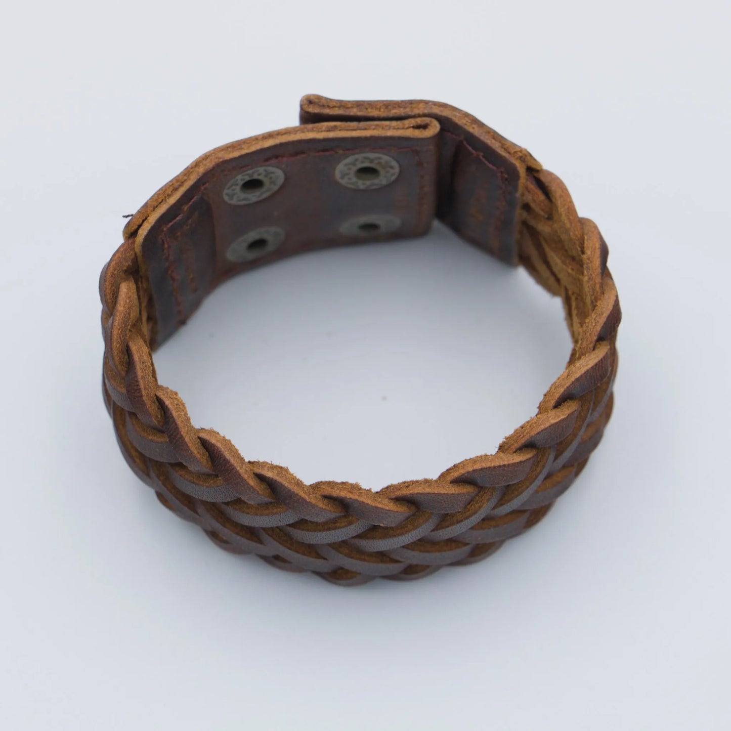 Bracelet en cuir tressé brun vu de dessus – modèle Udkir pour homme et femme – LaTribe