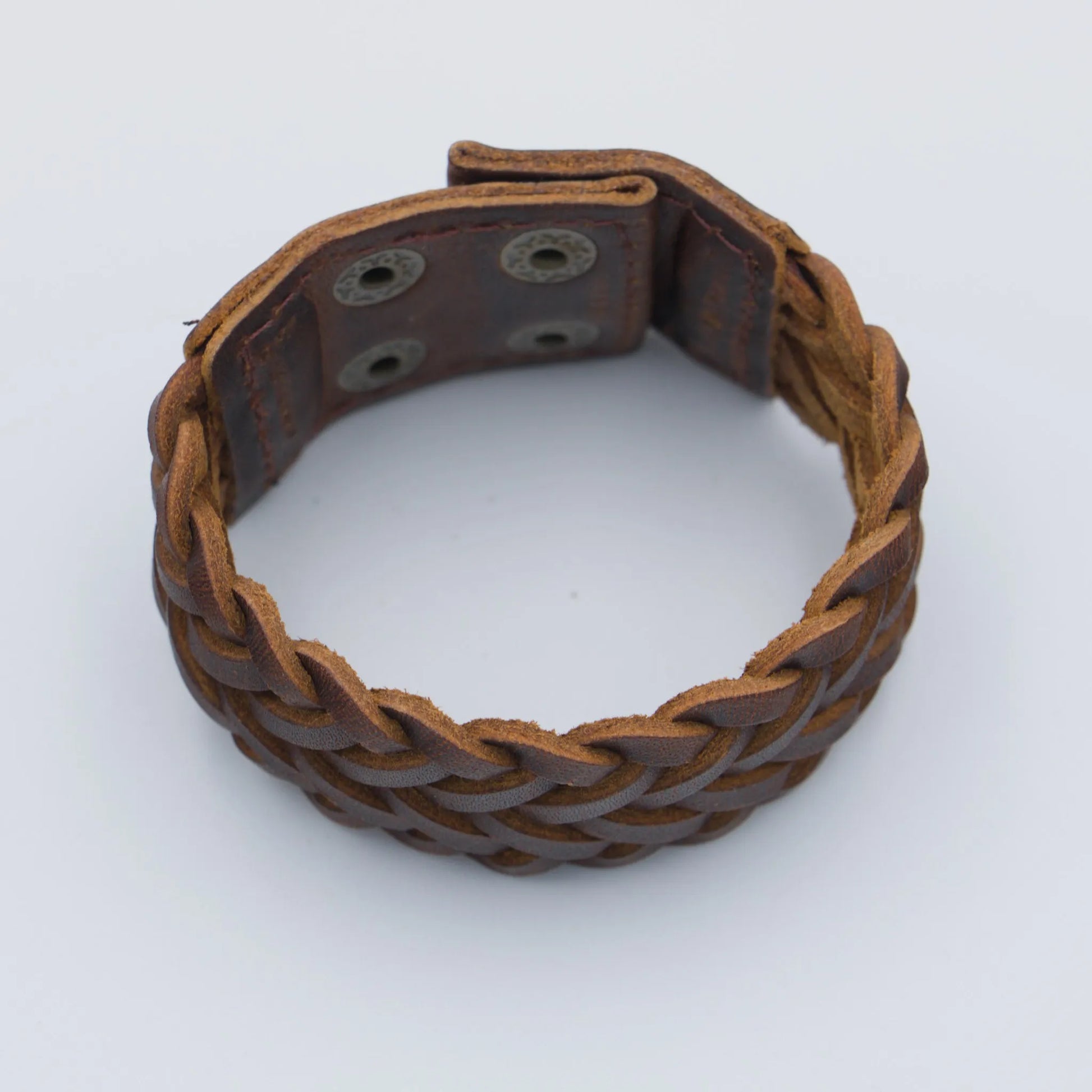Bracelet en cuir tressé brun vu de dessus – modèle Udkir pour homme et femme – LaTribe