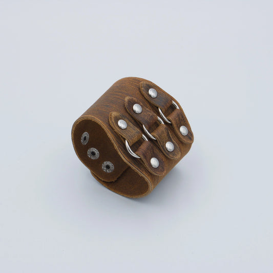 Bracelet en cuir brun à trois attaches métalliques pour homme et femme – modèle Kaelorn – LaTribe
