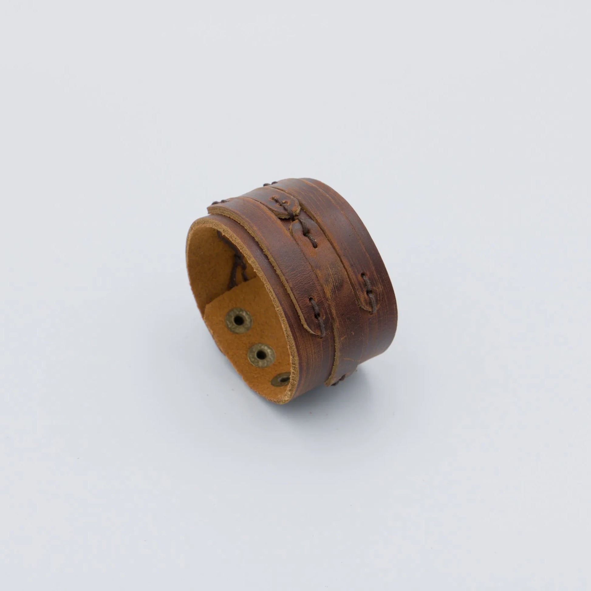 Bracelet en cuir brun vieilli avec détails lacés homme et femme – modèle Nemor – LaTrib