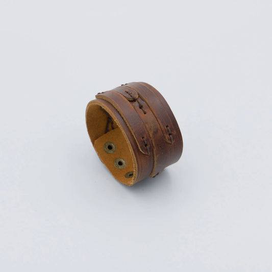 Bracelet en cuir brun vieilli avec détails lacés homme et femme – modèle Nemor – LaTrib
