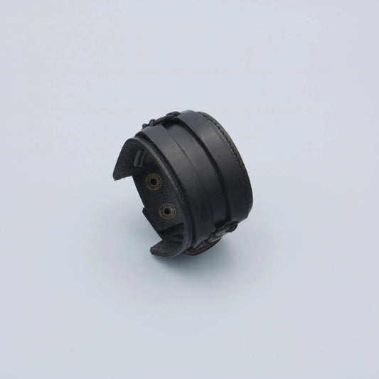 Bracelet en cuir noir pour homme et femme – modèle sobre et robuste – LaTribe