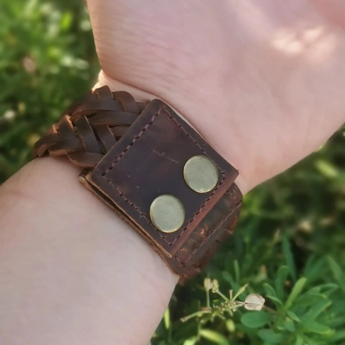 Attache de bracelet en cuir homme ou femme style viking.