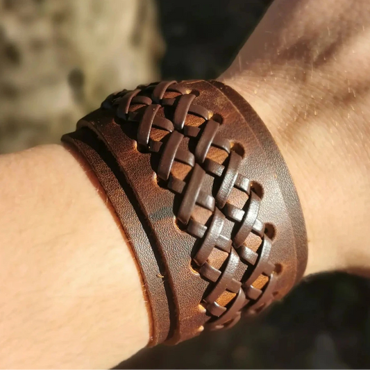 Bracelet en cuir brun tressé pour homme et femme – modèle Egor porté dans la nature – LaTribe