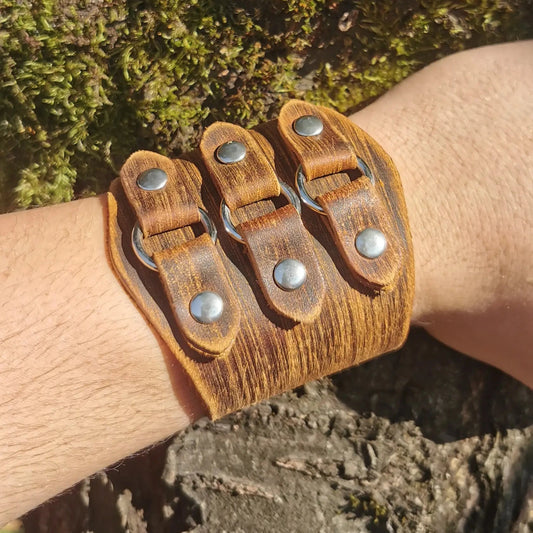 Bracelet cuir style medieval, pirate, viking, steampunk ou biopunk.