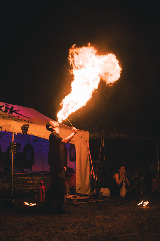 Cracheur de feu de nuit, crache une grosse boule de feu.