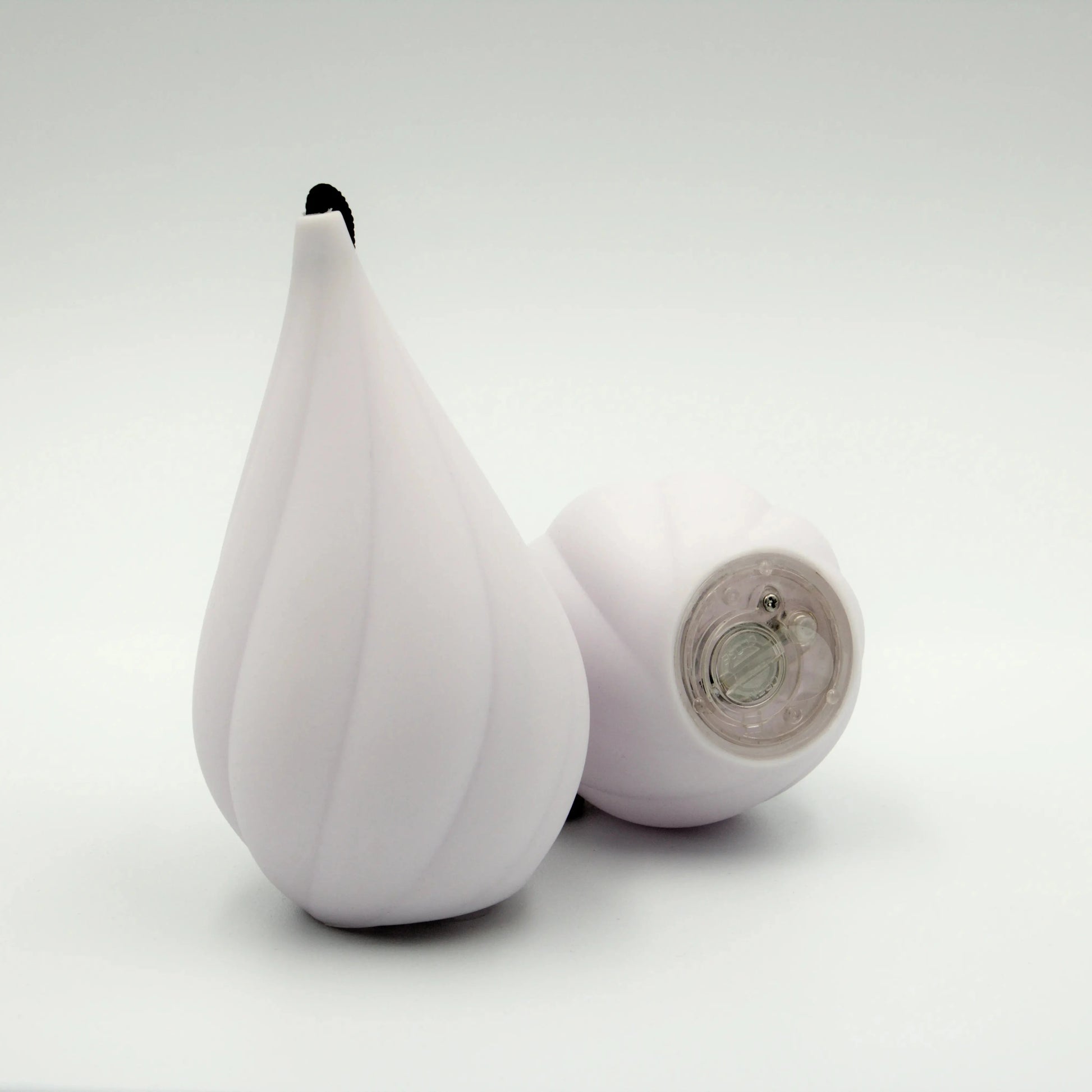 Bolas LED Aurora Poi blanches éteintes, vue rapprochée du design et du compartiment pile.