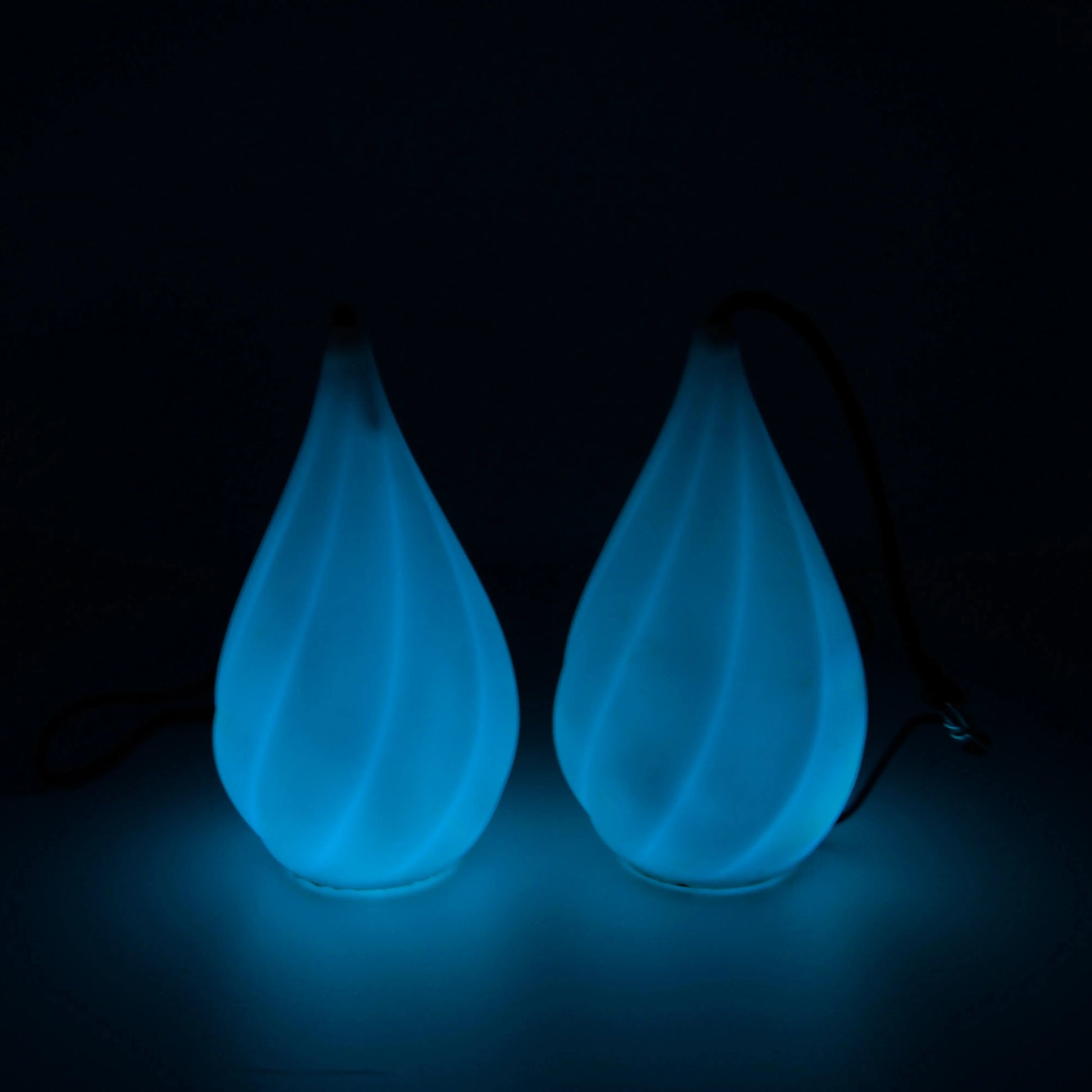 Bolas LED Aurora Poi bleu lumineux, gouttes torsadées pour spectacles et entraînements nocturnes.