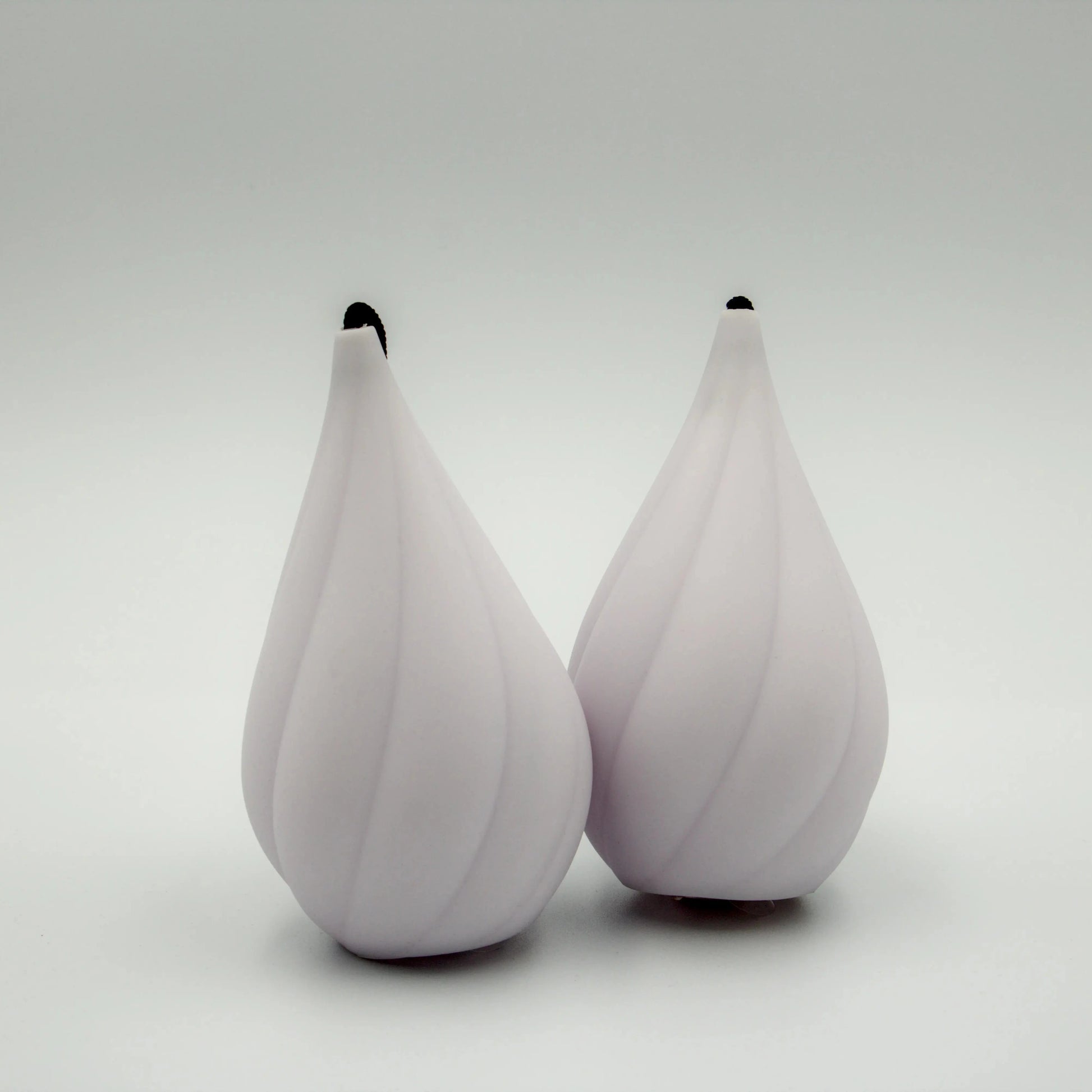 Paire de bolas LED Aurora Poi blanches au design torsadé moderne, idéales pour le jonglage lumineux.