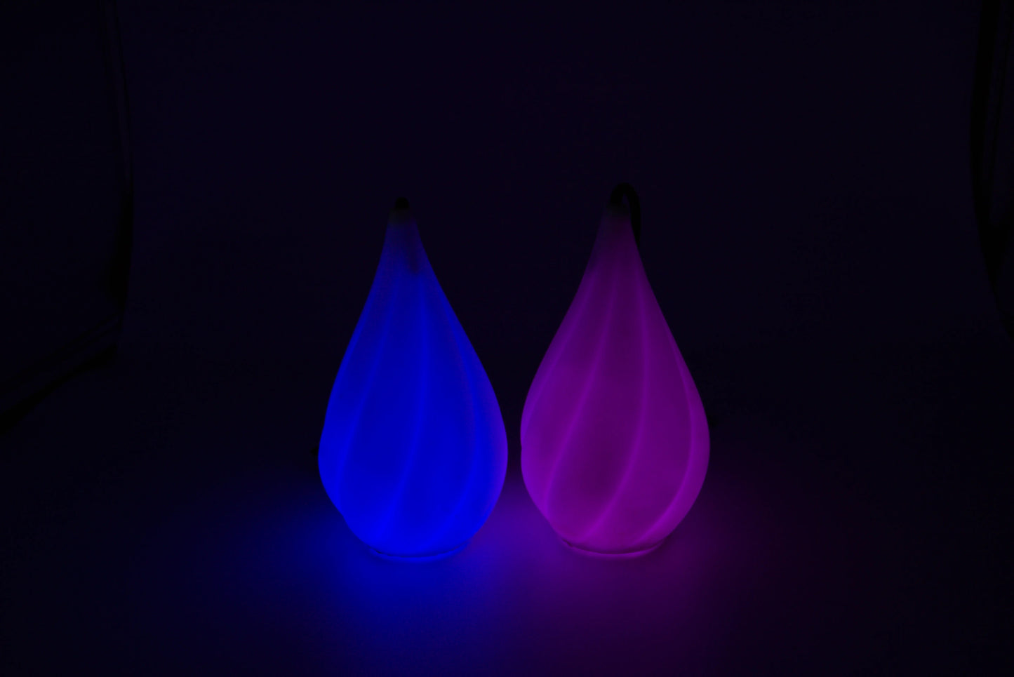 Bolas LED Aurora Poi en rose et bleu, accessoires lumineux pour flow art et danse nocturne.