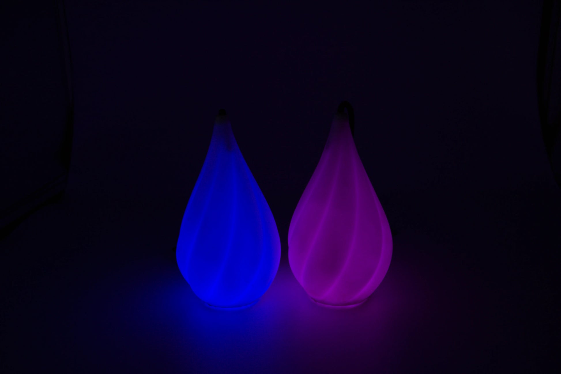 Bolas LED Aurora Poi en rose et bleu, accessoires lumineux pour flow art et danse nocturne.