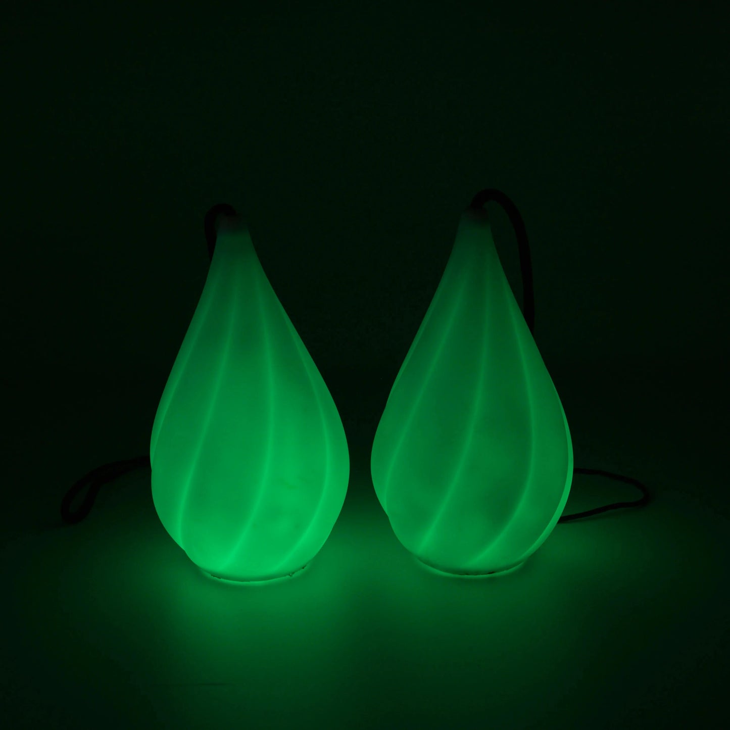 Bolas LED Aurora Poi vert lumineux en forme de goutte pour flow art et spectacles nocturnes.