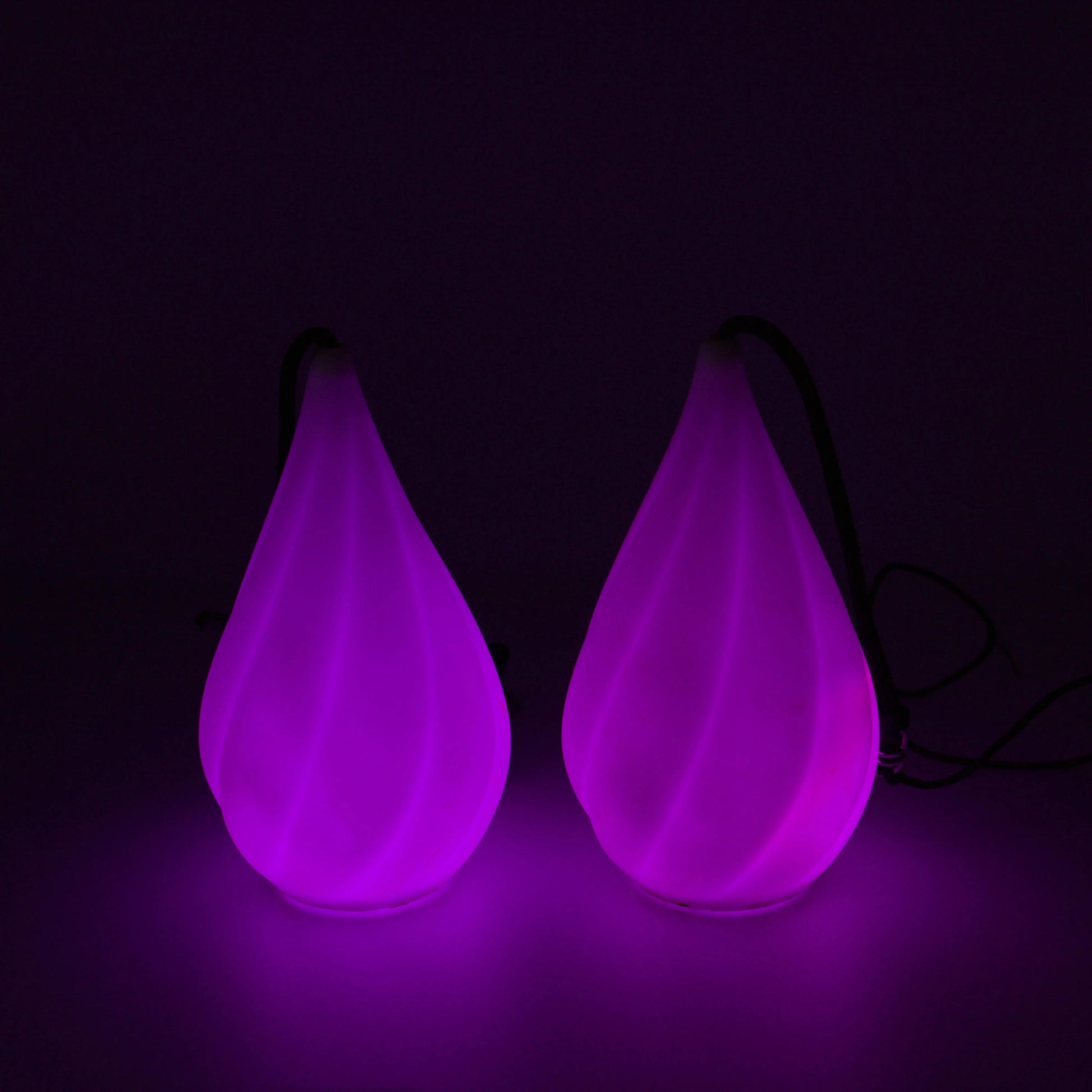 Bolas LED Aurora Poi violet lumineux, idéales pour flow art, danse et spectacles de nuit.