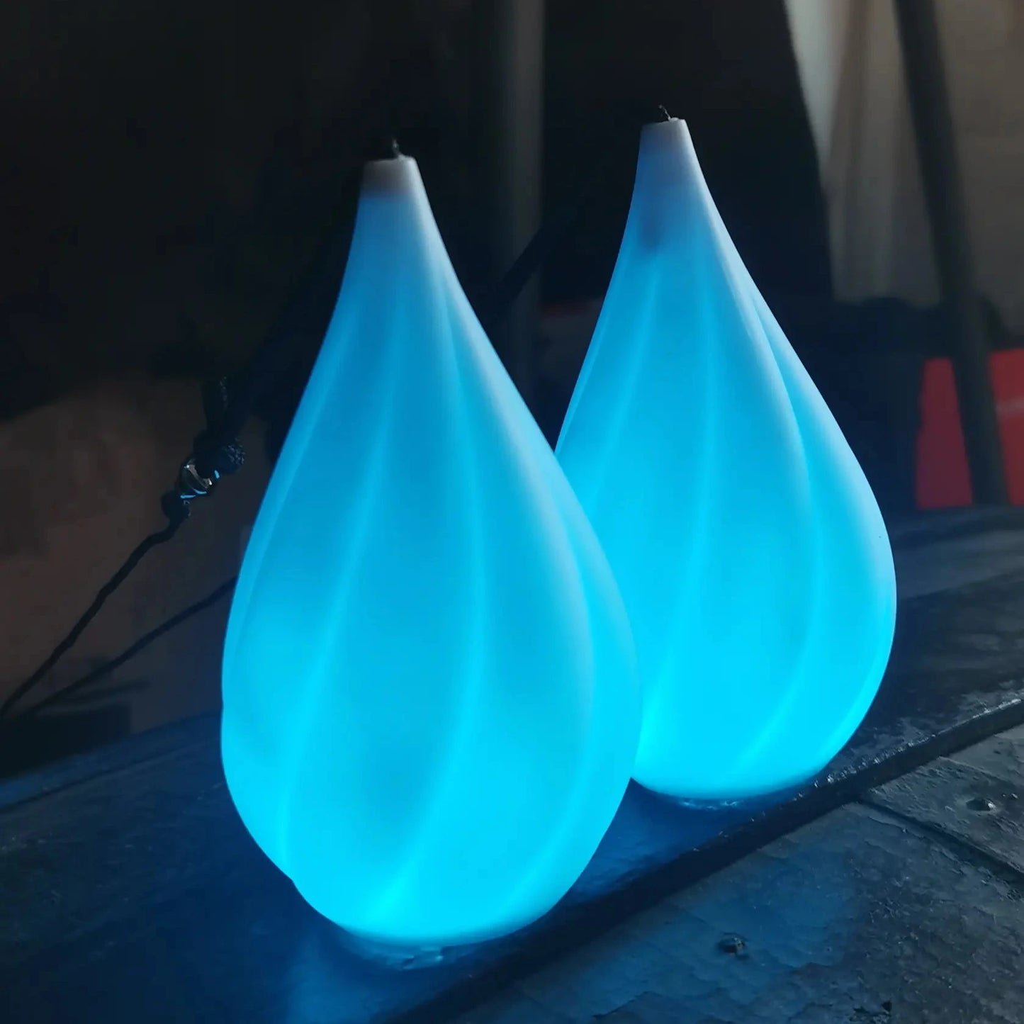 Bolas led lumineuses RGB allumées avec le mode bleu. Modèle Aurora Poi.
