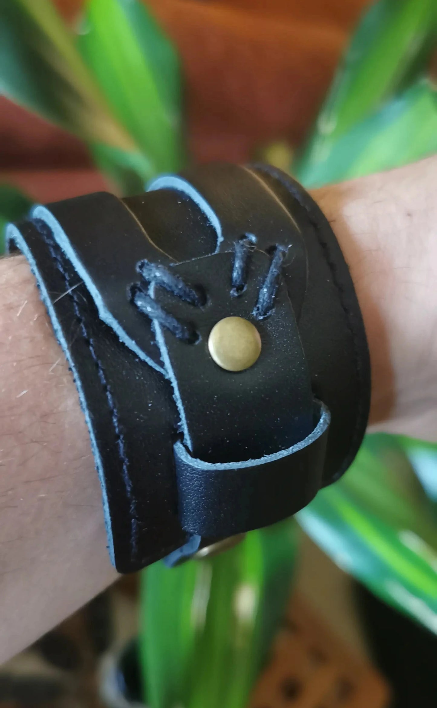 Bracelet large en cuir noir Shura, unisexe, parfait pour mode alternative