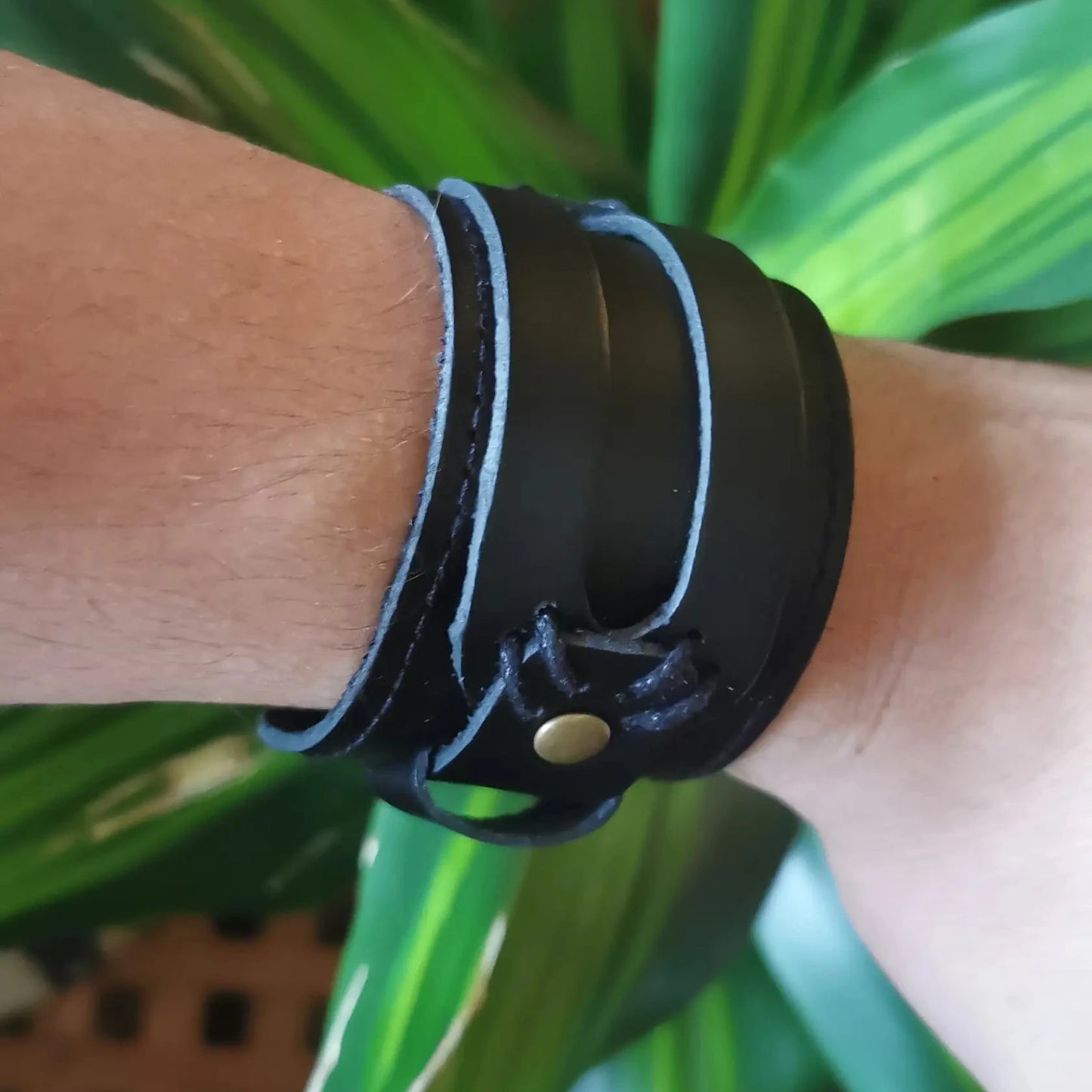 Bracelet Shura en cuir noir large pour homme – style guerrier sage.