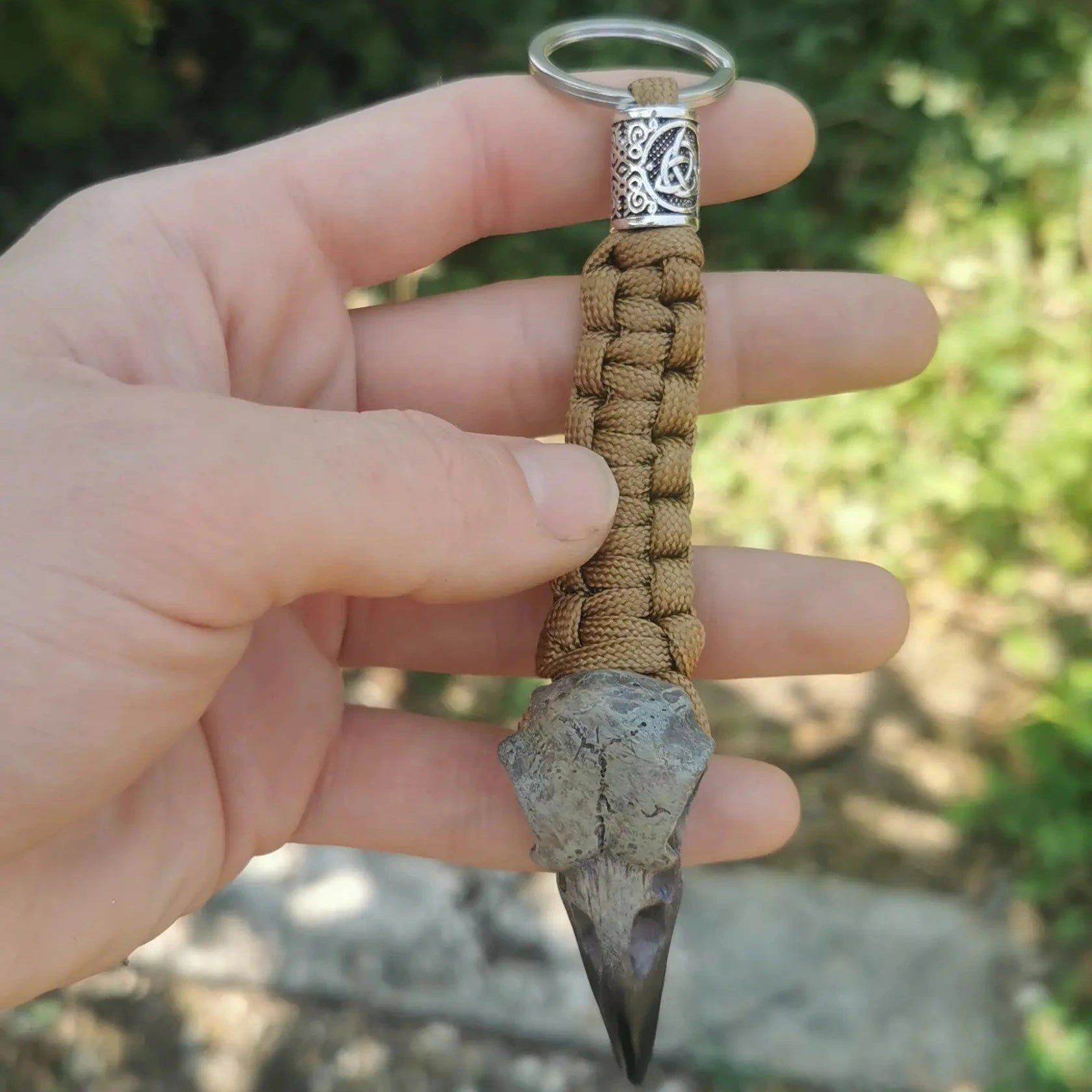 Accessoire viking métal gravé motifs traditionnels nordiques