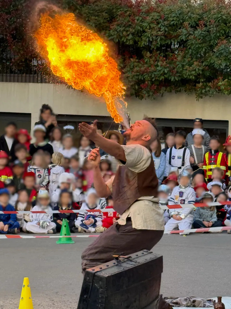 Cracheur de feu La Tribe lors d'un événement scolaire.