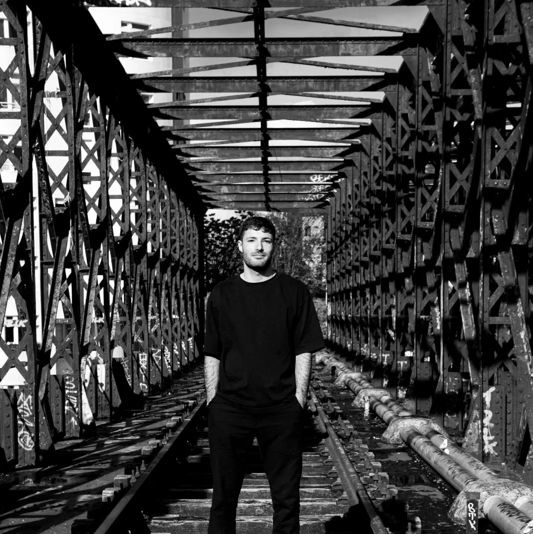 Aum... DJ et Producteur Parisien lors d'un shooting photo underground.