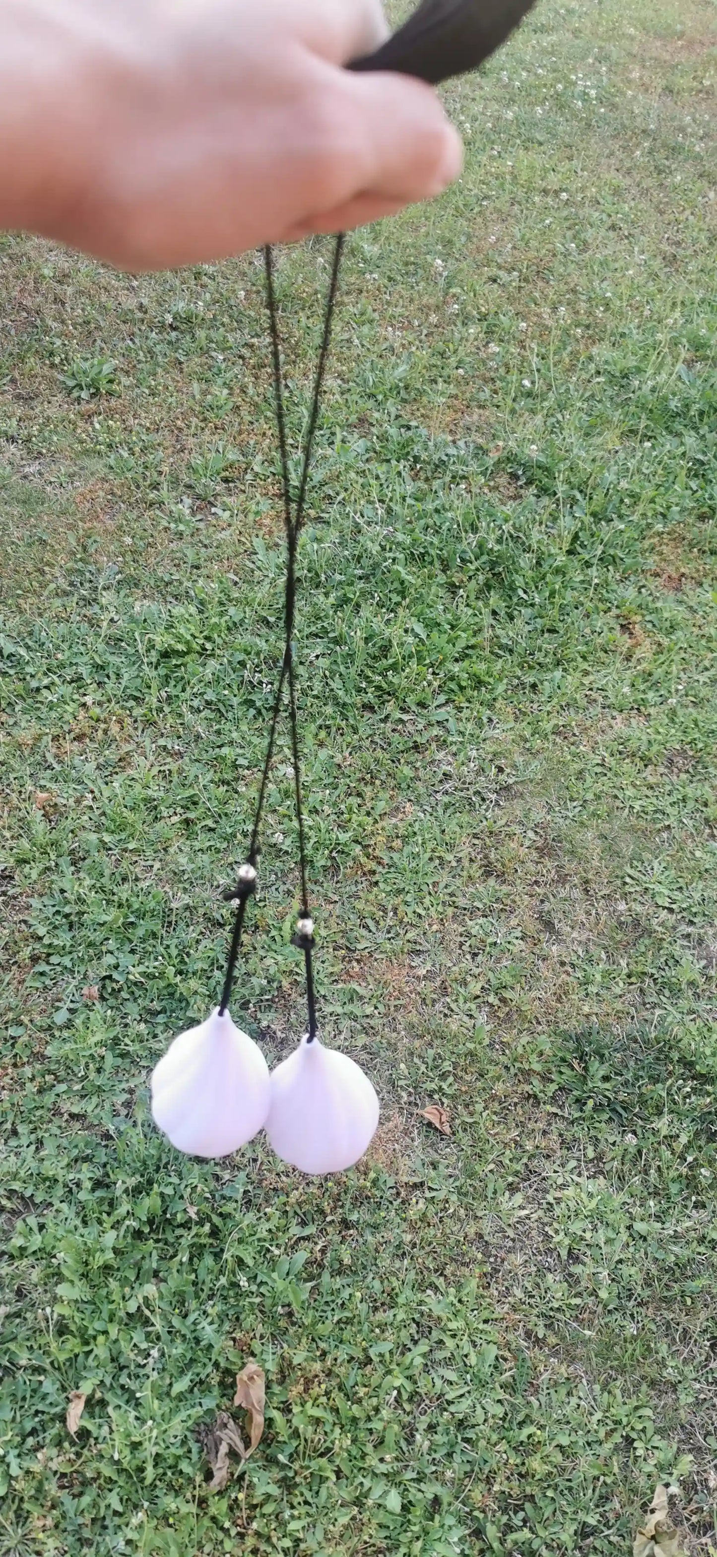 Bolas LED lumineuses multicolores pour débutant en flow arts tenues en main, prêtes à l'usage.