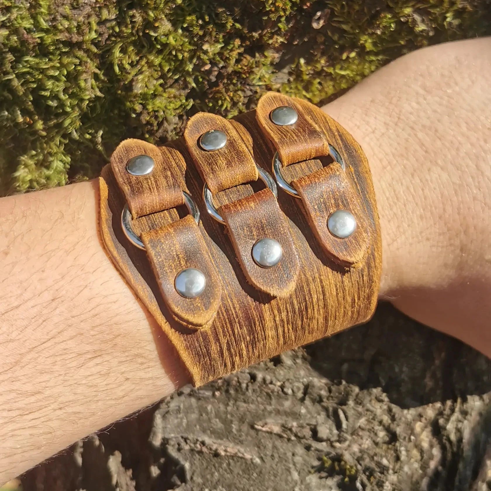 Bracelet cuir style medieval, pirate, viking, steampunk ou biopunk.