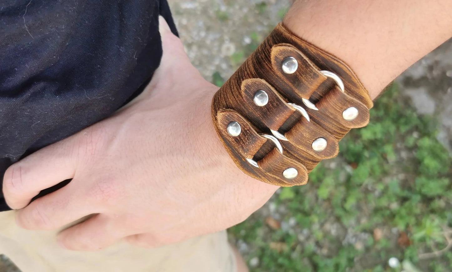 Bracelet en cuir ideal pour cosplay ou costume.