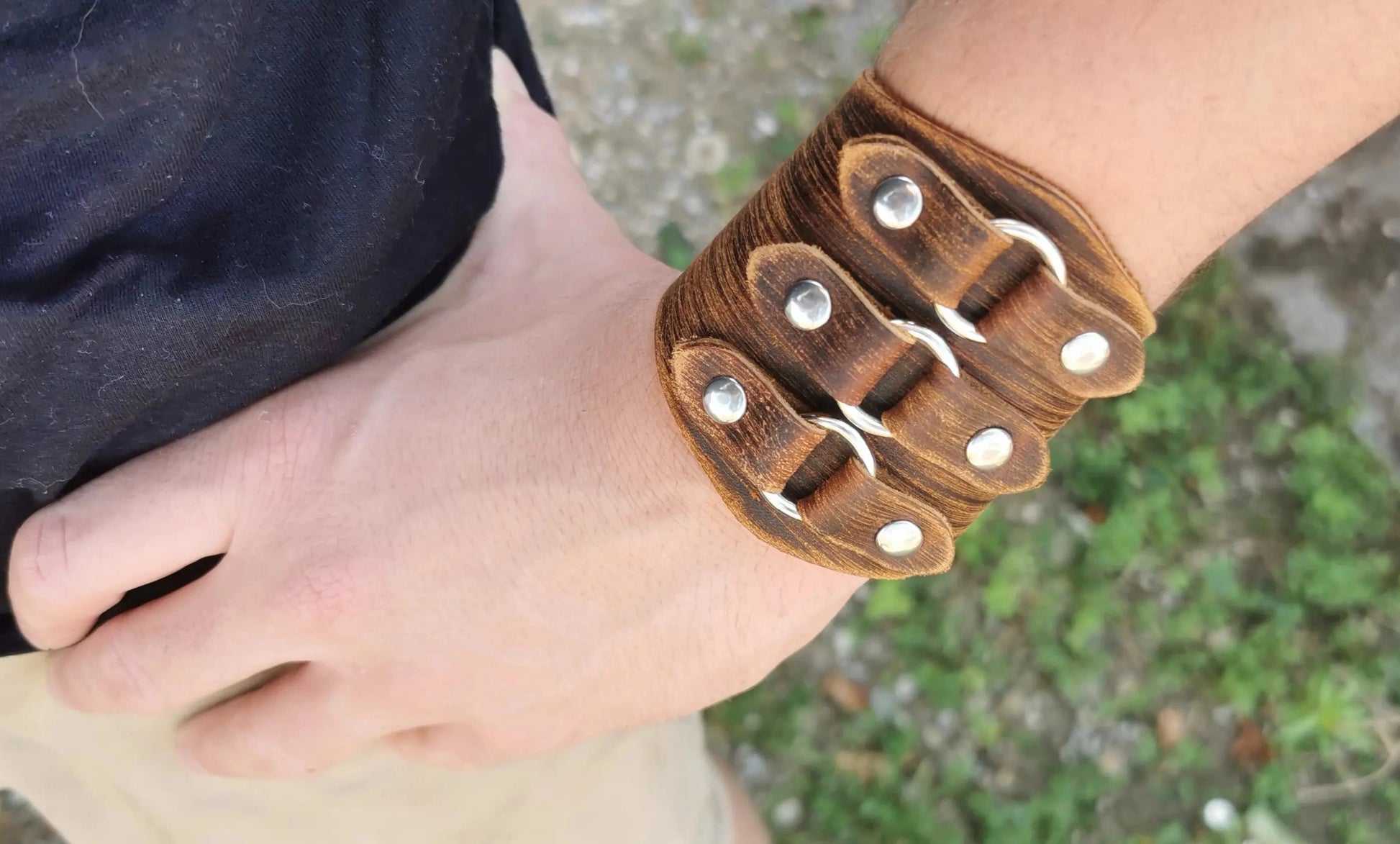 Bracelet en cuir ideal pour cosplay ou costume.