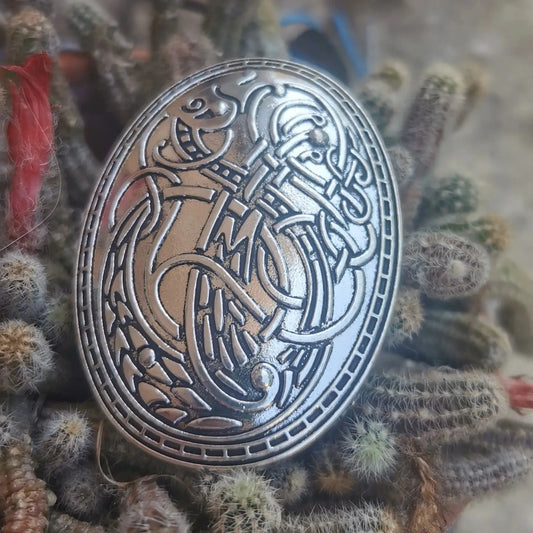 Broche Loak ovale en métal avec motifs païens inspirés d’un monstre marin