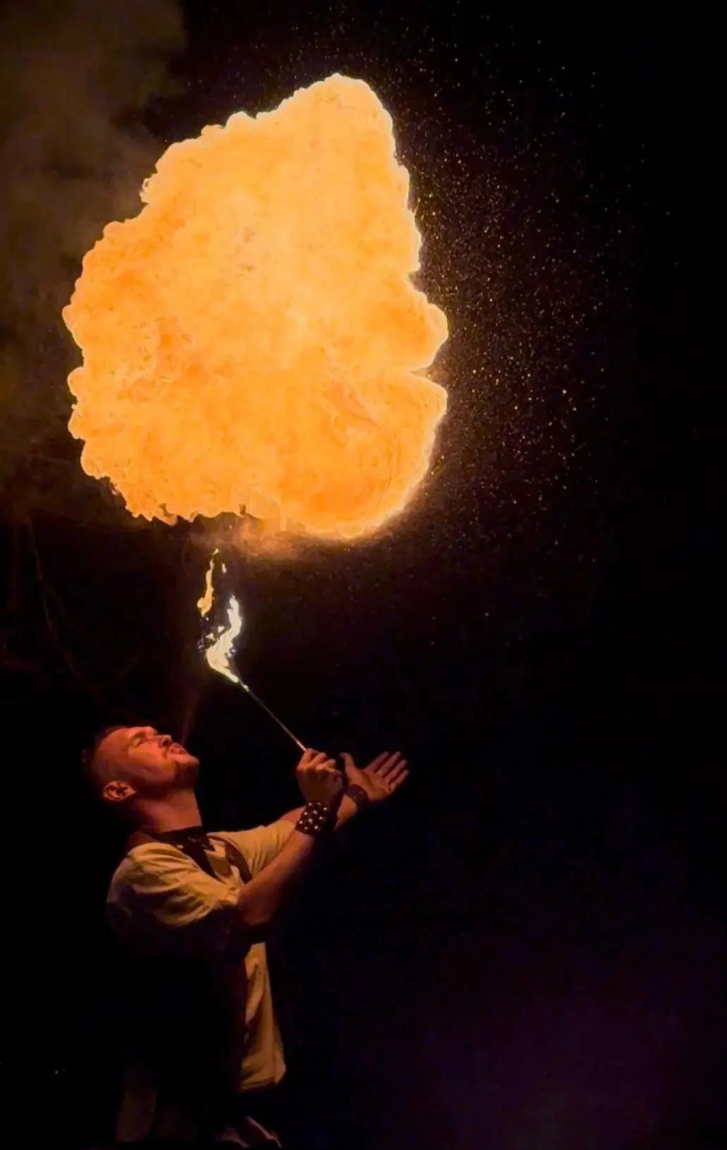 Cracheur de feu pro, en mode viking, crachant une belle flamme à Tarare.