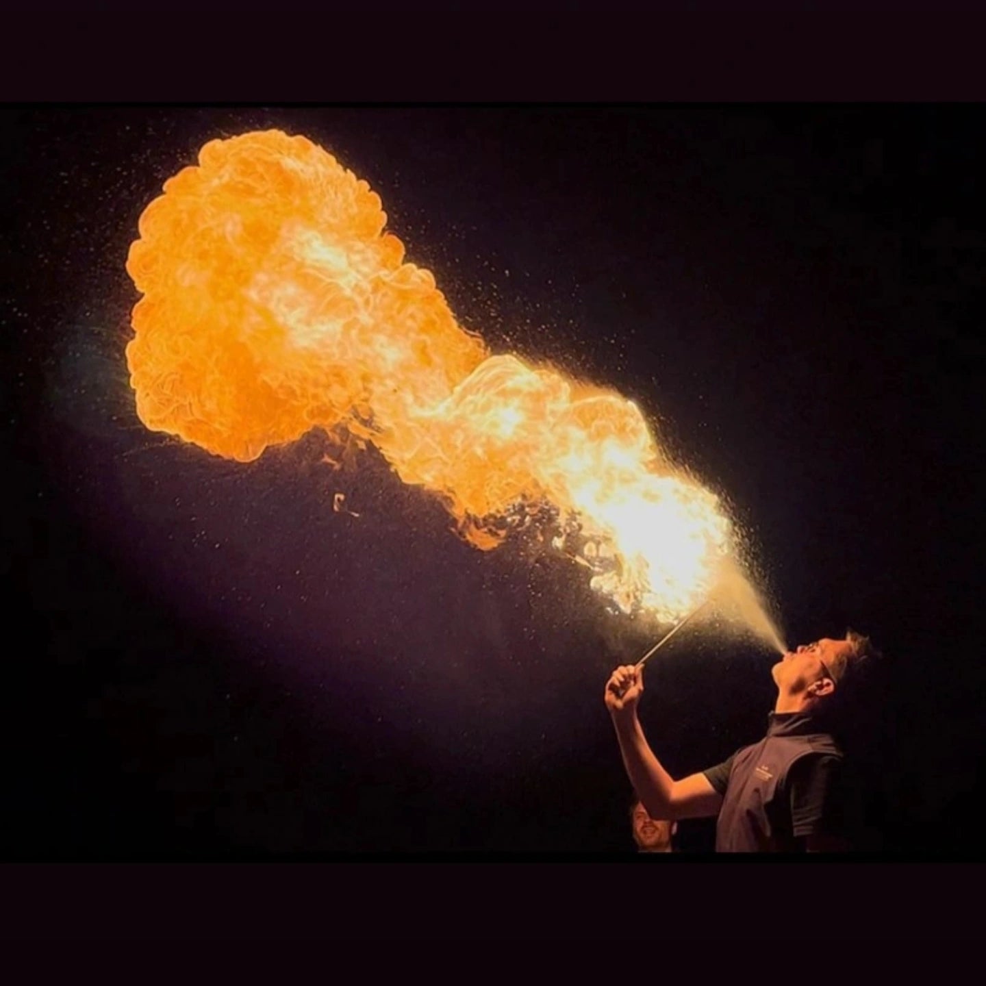 Cracheur de feu avec énorme boule de feu à Vienne près du Pilat.