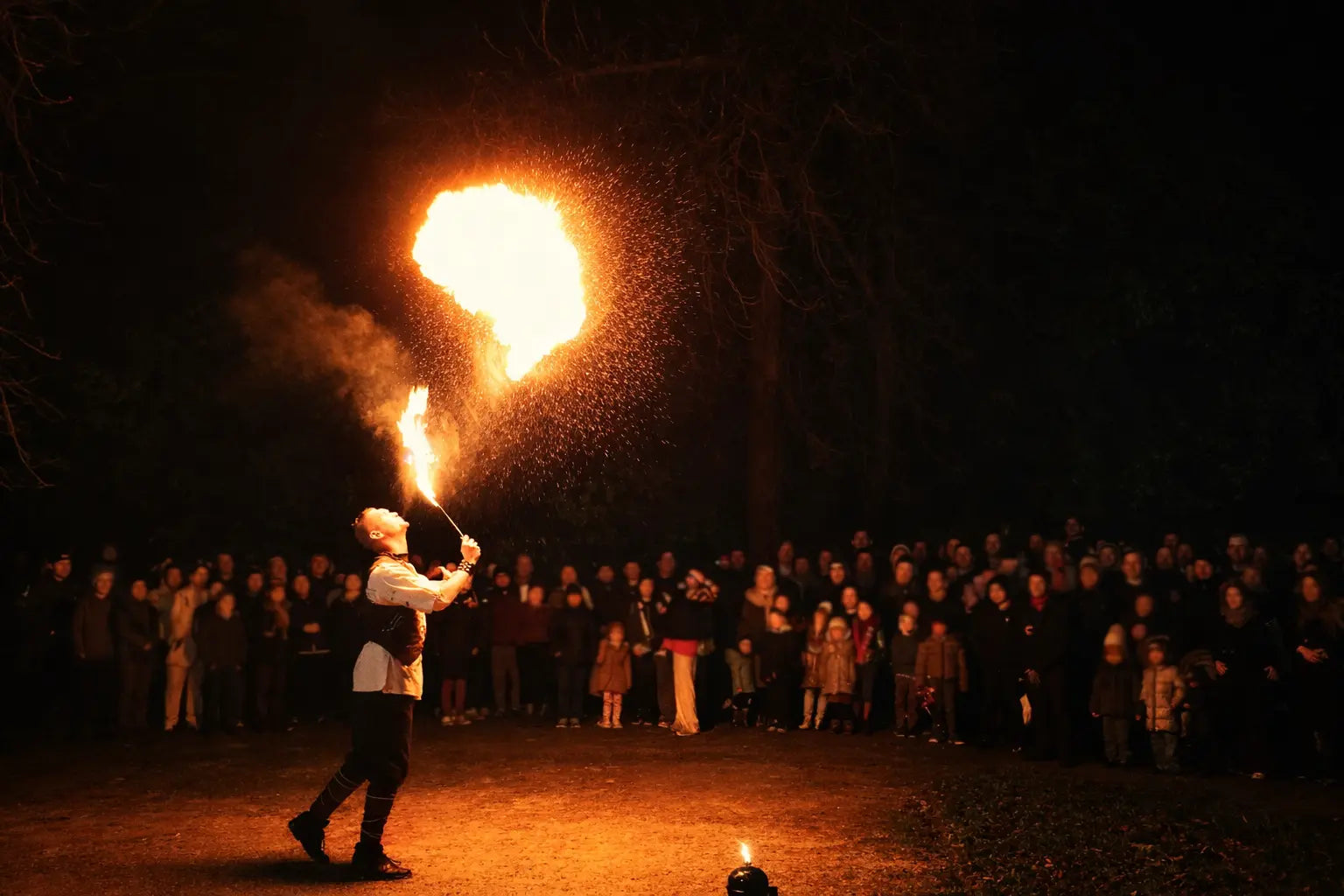 Cracheur de feu à Lyon lors d’un événement avec public, spectacle de feu professionnel
