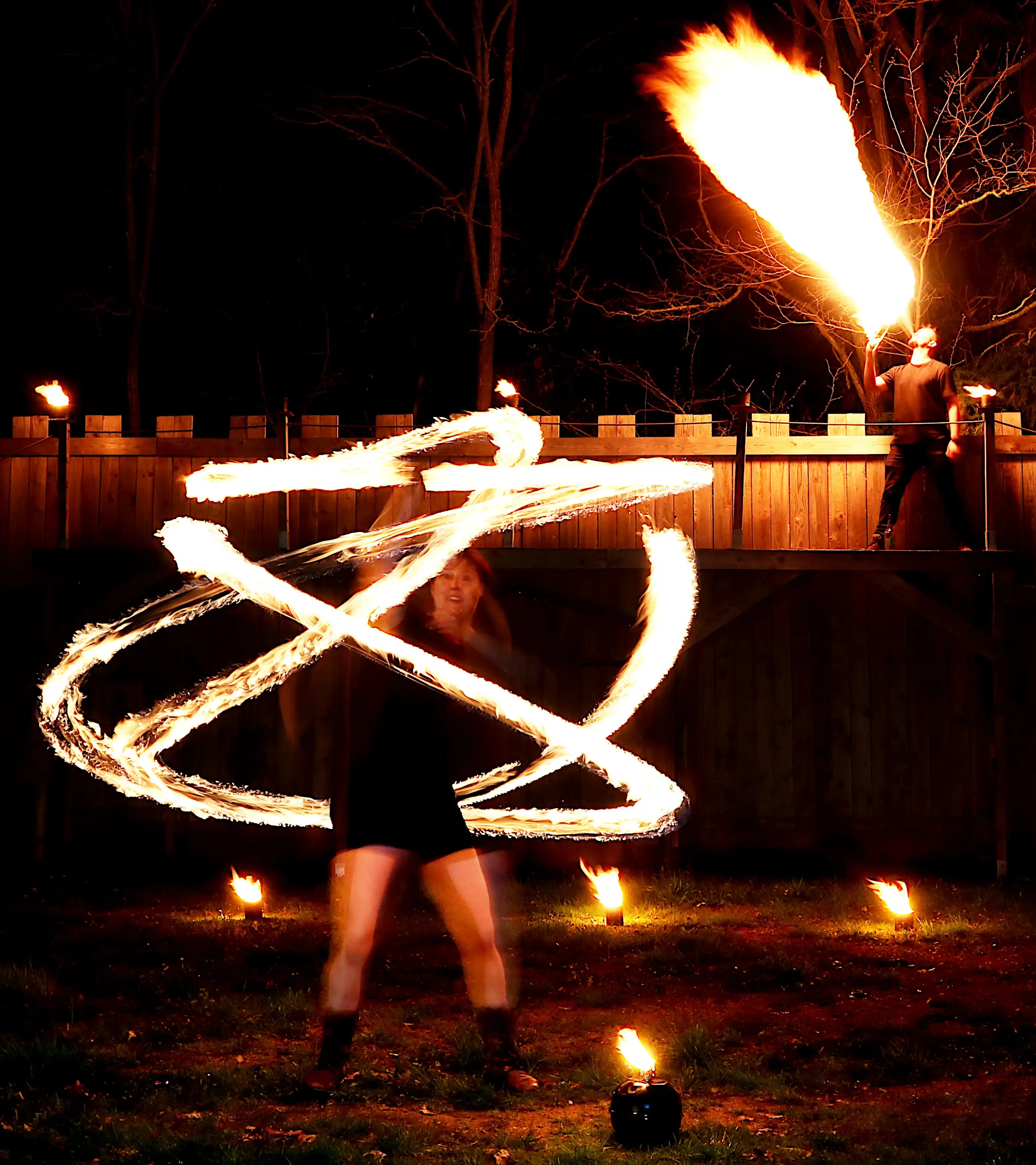 Duo de cracheurs de feu