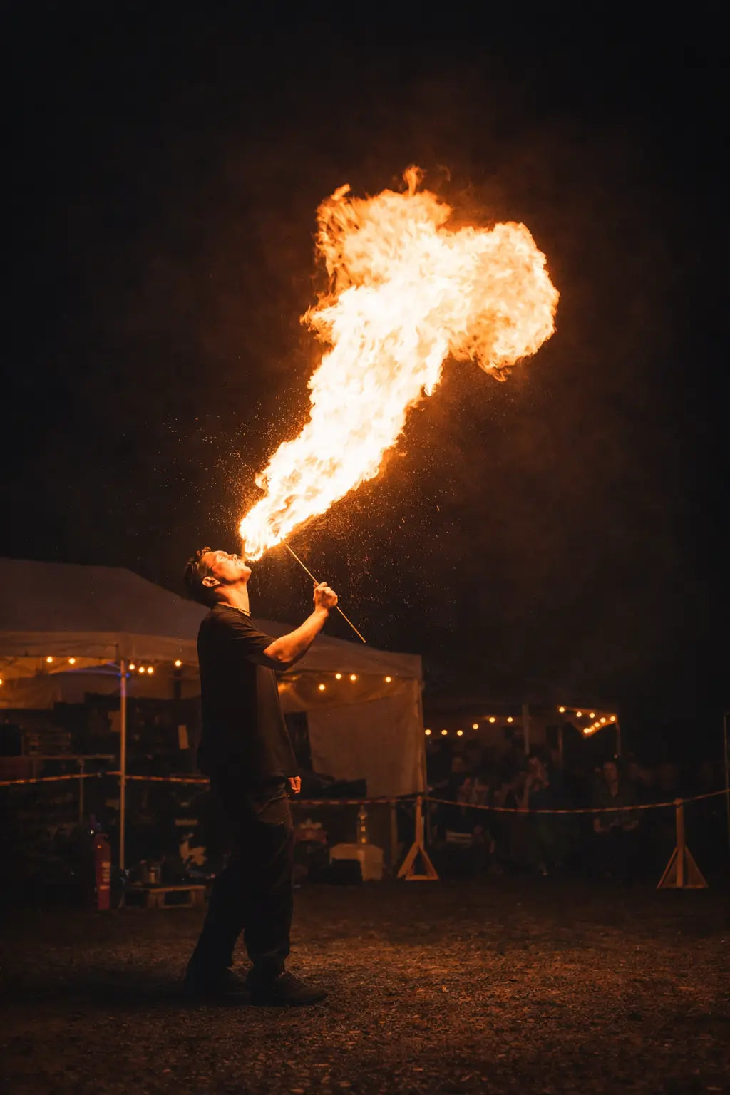 Cracheur de feu en festival, intervention fixe avec distances de sécurité