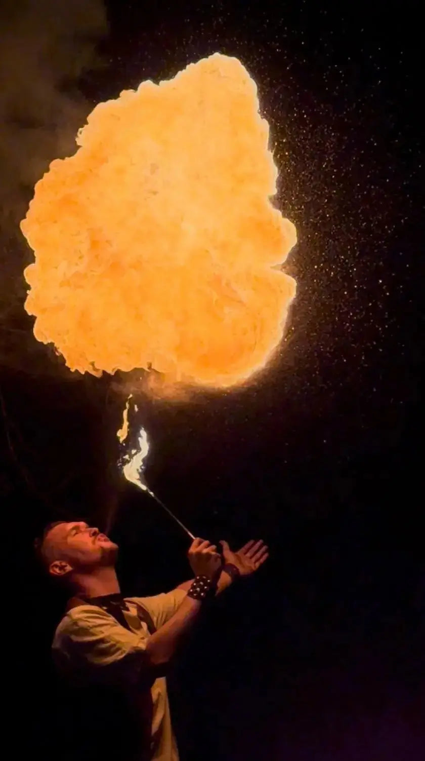 Eldro le cracheur de feu lors d'un spectacle à Montbrison.