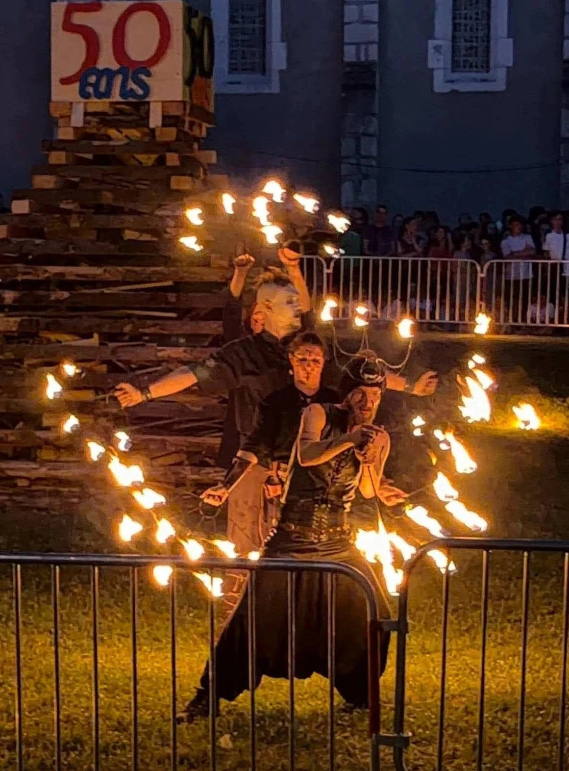 Artistes La Tribe Performance lors d'un spectacle de feu collectif.