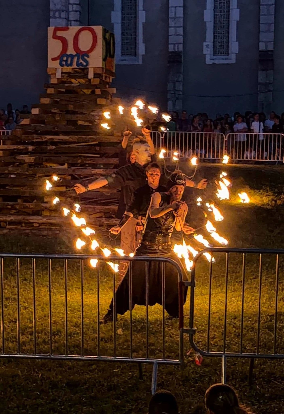 Cracheurs et jongleurs de feu lors d'un spectacle viking grand format au Luxembourg.