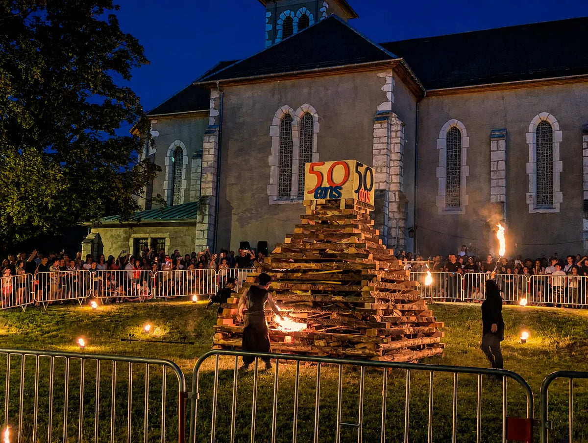Spectacle de feu lors d'un événement de grande ampleur.