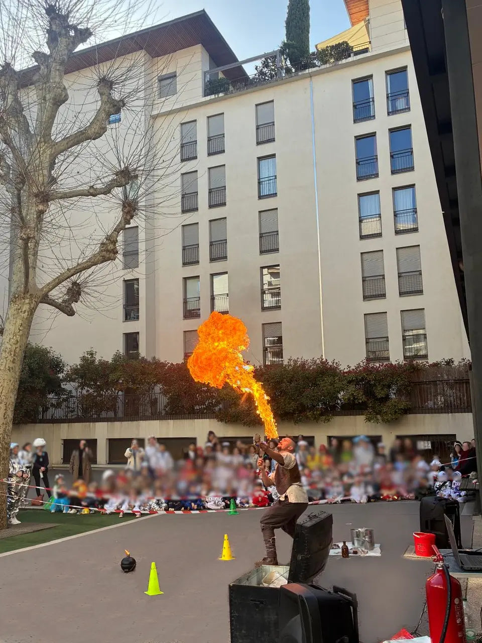Cracheur de feu lors d'une kermesse scolaire