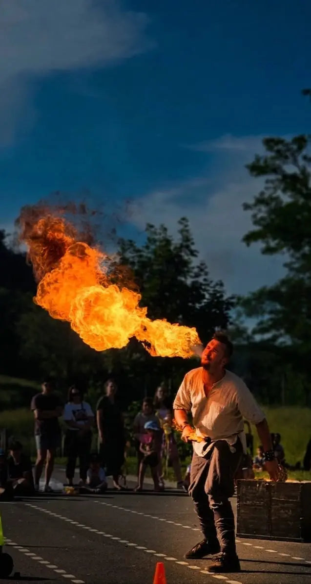 Théo le cracheur de feu un soir crache ne belle flamme horizontale