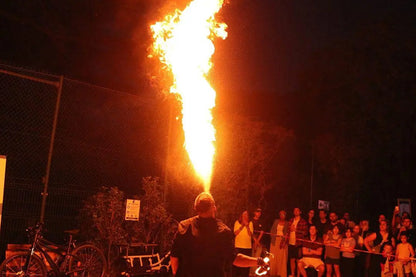 Théo le cracheur de feu crachat une belle flamme verticale