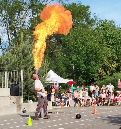 Théo le cracheur de feu lors d'un événement public en pleine journée.